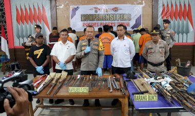 Konferensi-Pers-Polres-Flotim:-21-Tersangka-Ditetapkan-dalam-Kasus-Penyerangan-di-Desa-Bugalima