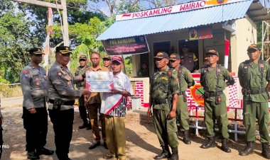 Penyerahan-Piagam-Penghargaan-Juara-II-Lomba-Satkamling-Tingkat-Polda-NTT-di-Desa-Waibao