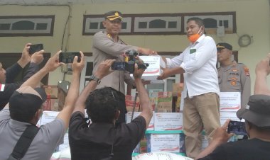 Kapolres-Flotim-Salurkan-Bantuan-Ibu-Kapolri-Ke-Warga-Terdampak-Erupsi-Gunung-Lewotobi-Laki-laki.