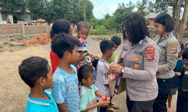 Polisi-Berikan-Motivasi-Anak-melalui-Giat-Trauma-Healing-di-Lokasi-Pengungsian-Pasca-Erupsi-Gunung-Lewotobi-Laki-Laki.