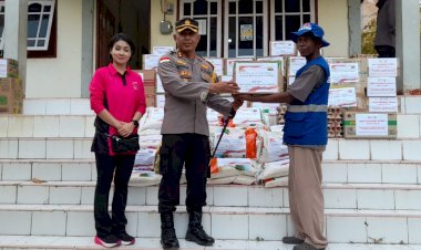 Kapolres-Flotim-dan-Ketua-Bhayangkari-Cabang-Flotim-Berikan-Bantuan-Kemanusiaan-Kepada-Warga-Pengungsi-Gunung-Lewotobi-Laki-Laki.