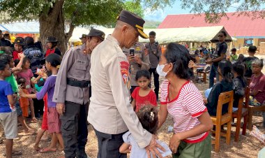 Karo-Ops-Polda-NTT-Kombes-Pol-Deonijeu-De-Fatima-Tinjau-Posko-Pengungsi-di-Flores-Timur