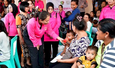 Bantuan-Bhayangkari-untuk-Masyarakat-Rote-Ndao:-Ny.-Juliati-Sigit-Prabowo-Berbagi-Kebaikan-dengan-Ribuan-Paket-Bansos-Bagi-Masyarakat-dan-Anak-Sekolah