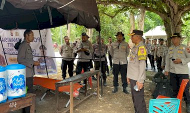 Tinjau-Posko-Pengungsi,-Karo-Ops-Polda-NTT-Ingatkan-Anggotanya-:-Ini-Tugas-Kemanusiaan
