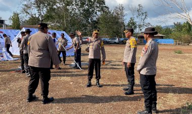 Karo-Ops-Polda-NTT,-Kapolres-Flotim-dan-Kapolres-Sikka-Tinjau-Pembuatan-Tenda-Pengungsi-Erupsi-Gunung-Lewotobi-di-Desa-Kobasoma