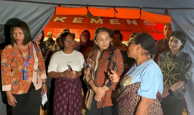 Kunjungan-Ibu-Kapolri-di-Posko-Pengungsian-SDK-Eputobi-Terkait-Erupsi-Gunung-Lewotobi