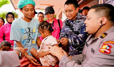 Ketua-Umum-Bhayangkari-Tinjau-Posko-Kesehatan-Polri-di-Posko-Pengungsian-Kobasoma