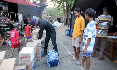 Polda-NTT-Salurkan-Bantuan-untuk-Masyarakat-Terdampak-Erupsi-Gunung-Lewotobi-di-Flores-Timur