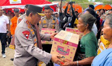 Kunjungan-kemanusian-Bapak-Kapolri-temui-dan-berikan-Bansos-kepada-para-korban-erupsi-Gunung-Lewotobi-laki-laki-di-Flores-Timur