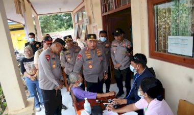 Tinjau-Posko-Pengungsian-Lewolaga,-Kapolri-Semangati-Lansia-yang-Sakit