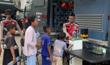 Polri-Aktif-Berikan-Dukungan-Kemanusiaan-untuk-Pengungsi-Erupsi-Gunung-Lewotobi