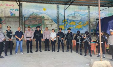 Polres--Flores-Timur-Jaga-Ketat-Gudang-Logistik,-Pasca-Rekapitulasi-Suara-di-PPK-Dalam--Pilkada-Kab.-Flotim