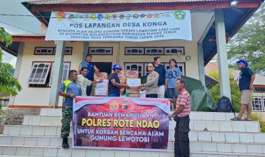 Bantuan-Kemanusiaan-Dari-Polres-Rote-Ndao-Untuk-Korban-Erupsi-Gunung-Lewotobi-Telah-di-salurkan-Polres-Flotim-ke-Pengungsi
