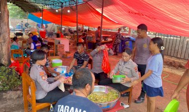 Giat-Rutin-Personil-BKO-Polri-:-Memasak-dan-Menyiapkan-Makan-Pagi-untuk-Korban-Erupsi-Gunung-Lewotobi-di-Posko-Lewolaga