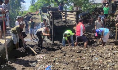 Kapolsek-Adotim-Bersama-Anggota-Tinjau-dan-Bersihkan-Rumah-yang-Terdampak-Banjir-di-Desa-Lamabayung-Kec.-ileboleng-Kab.-Flotim.