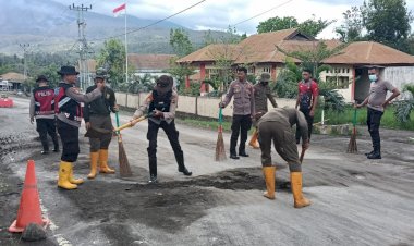 Kurangi-Resiko-kecelakaan-lalulintas,Polisi-Lakukan-Penyemprotan-dan-Pembersihan-Jalan-Trans-Larantuka-Maumere-Pasca-Erupsi-Gunung-Lewotobi-Laki-laki
