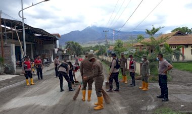 Cegah-Kecelakaan-Lalulintas,-Personel-Sat-Brimob-Bersihkan-Material-Vulkanik-di-Jalur-Trans-Flores
