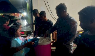 Rutinitas-Polisi-di-Posko-Pengungsian-Desa-Lewoingo-Kec.-Titehena-Kab.-Flores-Timur,-salah-satunya-menyiapkan-makan-pengungsi.