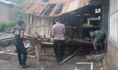 Pasca-Erupsi-Gunung-Lewotobi,-Personil-Gabungan-TNI---POLRI-Bersihkan-rumah-warga-dan-Fasum-di-Desa-Boru-dan-Pululera.