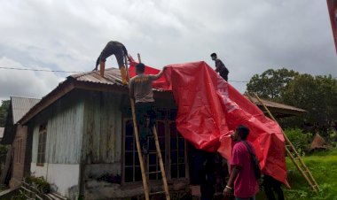 Banyak-Seng-Rusak,-Polres-dan-Kodim-Bantu-Pasang-Terpal-Tutup-Seng-Bocor-Akibat-Erupsi-Gunung-Lewotobi