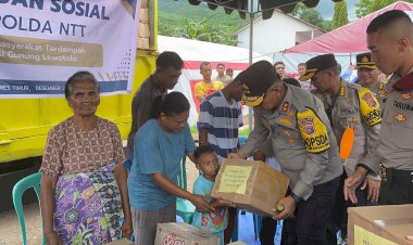 Kapolda-NTT-Berikan-Bantuan-Sosial-untuk-Korban-Erupsi-Gunung-Lewotobi-di-Posko-Konga