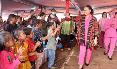 Ketua-Umum-Bhayangkari-Ny.-Juliati-Sigit-Prabowo-Rayakan-Natal-Bersama-Pengungsi-Erupsi-Gunung-Lewotobi