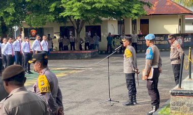 Sebagai-Bentuk-Pengawasan-Terhadap-Anggota,-Kapolres-Flotim-Berikan-Arahan-Di-Apel-Rutin-Mingguan.