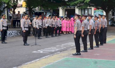 Upacara-Korps-Raport-Perwira-dan-Pelantikan-Kenaikan-Pangkat-Bintara-Polres-Flores-Timur