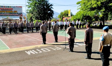 Tumbuhkan-Semangat-Dalam-Bertugas,-Personel-Polres-Flotim-Ucapkan-Tribrata-dan-Catur-Prasetya-saat-Apel-Pagi