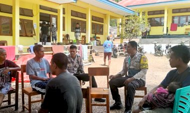 Sambangi-Pengungsi,-Bhabinkamtibmas-Bripka-Anthony-Terima-Keluh-Kesah-Warganya