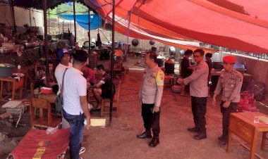 Kabag-OPS-Polres-Flotim-AKP-Ridwan-Monitoring-Pengungsi-Gunung-Lewotobi-di-Posko-Ile-Gerong