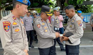 Rutin,-Waka-Polres-Flotim-Pemeriksaan-Sikap-Tampang-Personelnya