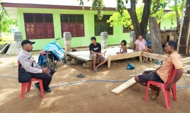 Sampaikan-Imbauan-Kamtibmas,-Bhabinkamtibmas-Polsek-Adobar-Sambangi-Warga-Desa-Klukenuking