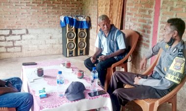 Sambang,-Aiptu-Sil-Dias-kunjungi-Kades-Bahinga-Sampaikan-Himbauan-Kamtibmas