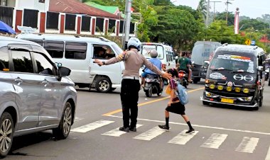 Bantu-Seberangkan-Pelajar,-Inilah-Giat-Rutin-Sat-Lantas-Polres-Flotim