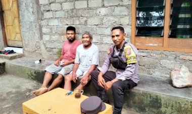 Bhabinkamtibmas-Polsek-Adotim-Bripka-Agustinus-Ora-Keda-Berikan-Himbauan-Kamtibmas-di-Homa