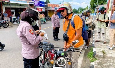 Terjaring-Operasi-Keselamatan,-Polres-Flores-Timur-Berikan-Edukasi-Tertib-Berlalu-Lintas