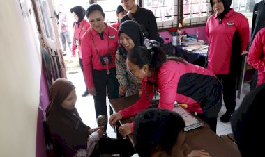 Ny.-Juliati-Sigit-Prabowo-Kunjungan-ke-SLB-Kemala-Bhayangkari-2-Gresik