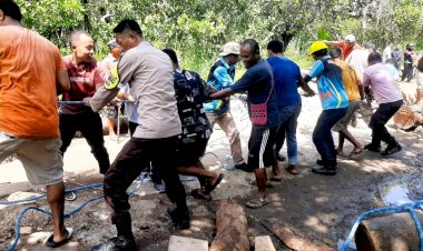 Anggota-Pospol-Tanjung-Bunga-Bantu-Perbaikan-Jembatan-Rusak-di-Desa-Ratulodong