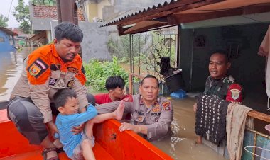 TNI-Polri-Bantu-Evakuasi-Korban-Banjir-1,5-Meter-yang-Mau-Cuci-Darah
