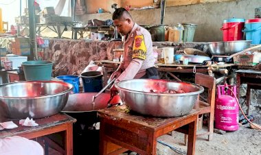 Peduli-Korban-Erupsi-Gunung-Lewotobi,-Polres-Flotim-Bantu-Warga-Memasak