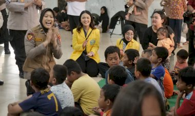 Polri-Bersama-Mahasiswa-Beri-Trauma-Healing-ke-Korban-Banjir-Ciliwung