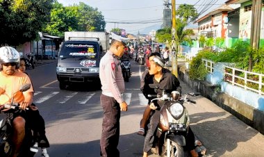 Tingkatkan-Kesadaran-Masyarakat,-Sat-Lantas-Polres-Flotim-Tegur-Pengendara-Motor