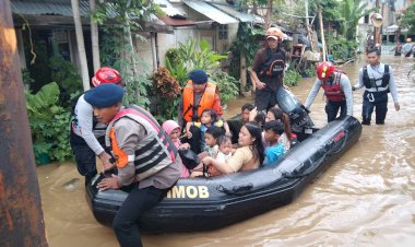 Tim-SAR-Korbrimob-Polri-Gerak-Cepat-Evakuasi-Korban-Banjir-di-Jakarta-Timur
