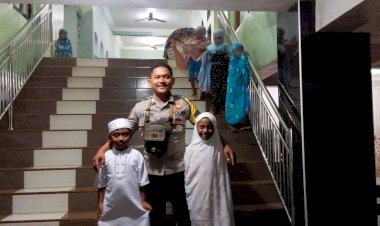 Personel-Polsek-Adotim-Laksanakan-Pengamanan-Sholat-Tarawih