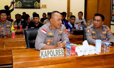 Pererat-Sinergi-di-Bulan-Ramadan,-Kapolres-Flores-Timur-Buka-Puasa-Bersama-Wartawan