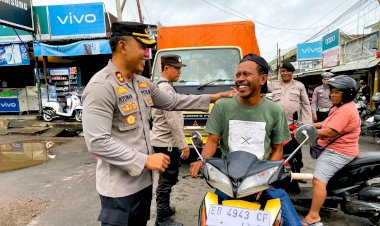 Kapolres-Flores-Timur-Sosialisasikan-Tagline-Mudik-Aman,-Keluarga-Nyaman-Saat-Bagi-Takjil