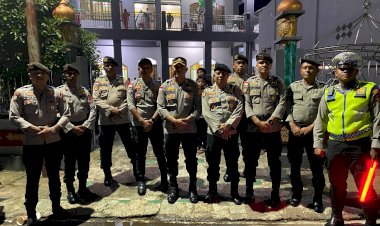 Kapolres-Flores-Timur-AKBP-I-Nyoman-Putra-Sandita-Laksanakan-Patroli-Masjid-Saat-Tarawih