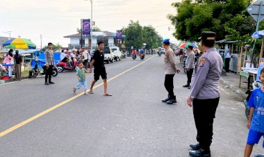 Wakapolres-Flores-Timur-Kompol-Teosasar-Ngulu-Pastikan-Arus-Lalu-Lintas-Lancar-Selama-Penjualan-Takjil