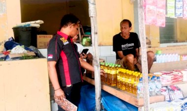 Satgas-Polres-Flotim-Cek-dan-Awasi-Minyak-Kita-di-Pasar-Baru-Larantuka